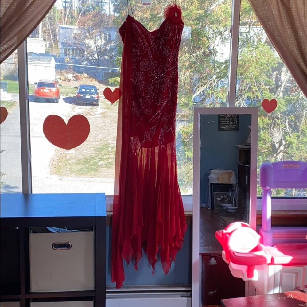 Red gown - Picture 6 of 12